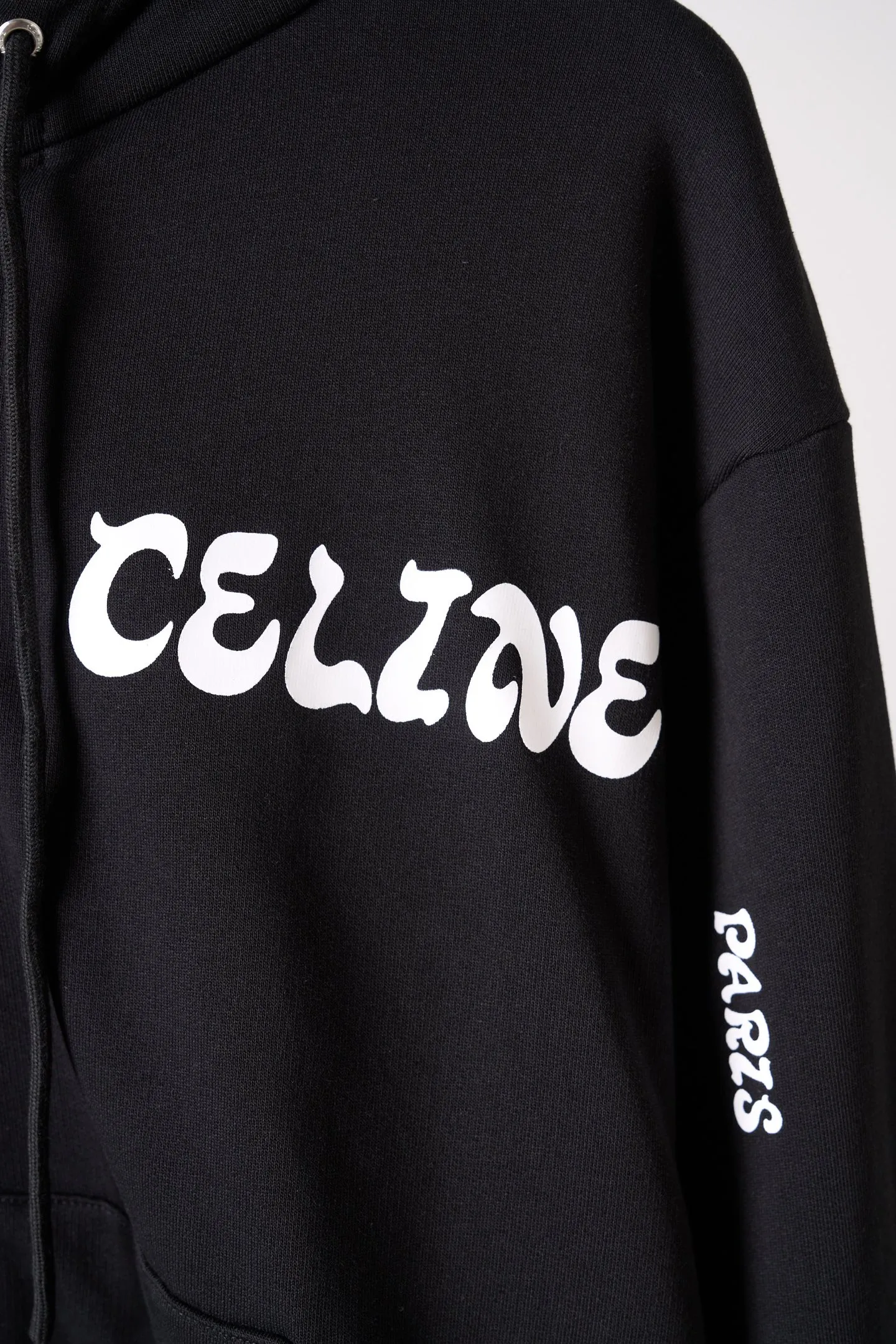 [Real auction] Celine/Celine printed zipper jacket [In Stock] S M L The contrasting color of White is restrained and distinct. The uninhibited style of the street is condensed into the details of the body. The drawstring hood is paired with a full metal zipper. The kangaroo pockets and ribbed edges are neat and neat. The loose shoulder silhouette combines street casualness with French family heritage. It interprets the romantic style of high-luxury streets. Glue printing is used. The chest printing has been modified three times with the film screen. Use glue liquid paint to print the pattern on the fabric. Bake the fabric to fix the printed pattern. The fabric has been fermented and washed for a better hand feel. Not easy to deform, not easy to shrink, not easy to fade, maintain long-term beauty, loose fit